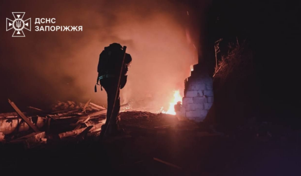 Атака дронів на Запорізький район: загинув чоловік, пожежі