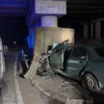 У Запоріжжі водій Lanos врізався в бетонну опору: чоловіка деблокували рятувальники