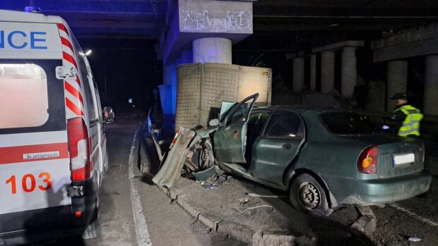 У Запоріжжі водій Lanos врізався в бетонну опору: чоловіка деблокували рятувальники